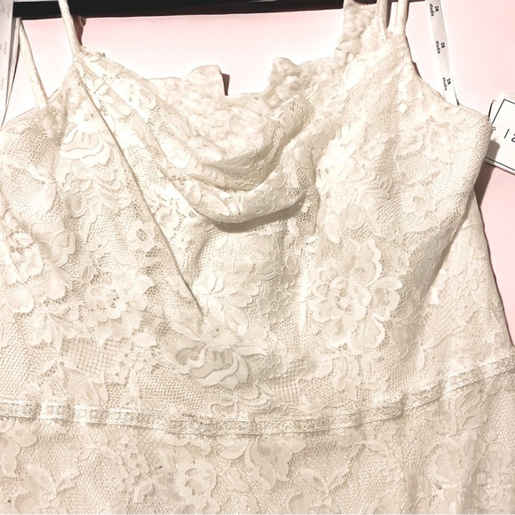 🌹NEW🌹White Lace Overlay Keyhole Back Elegant Feminine Size 12 Wedding Dress - Picture 8 of 13